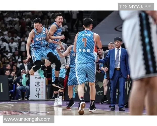 今晚辽宁本钢迎战新疆篮球队期待精彩对决和激烈竞争的巅峰对决